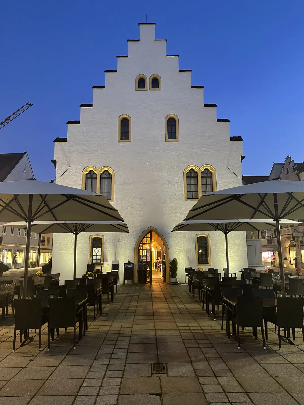Abendstimmung vor der historischen Fassade des Ballenhauses