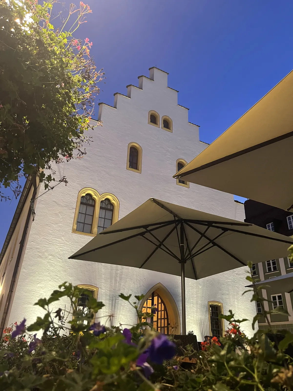 Abendstimmung vor der Fassade des Ballenhauses am Marktplatz