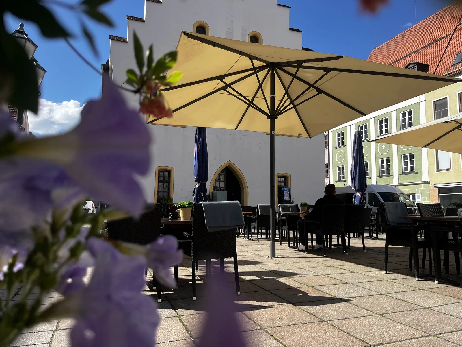 Gäste auf der Terrasse des Ballenhauses beim gemeinsamen Zuschauen