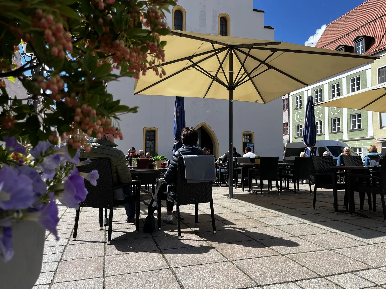 Sonnige Terrasse des Ballenhauses beim Stadtfest