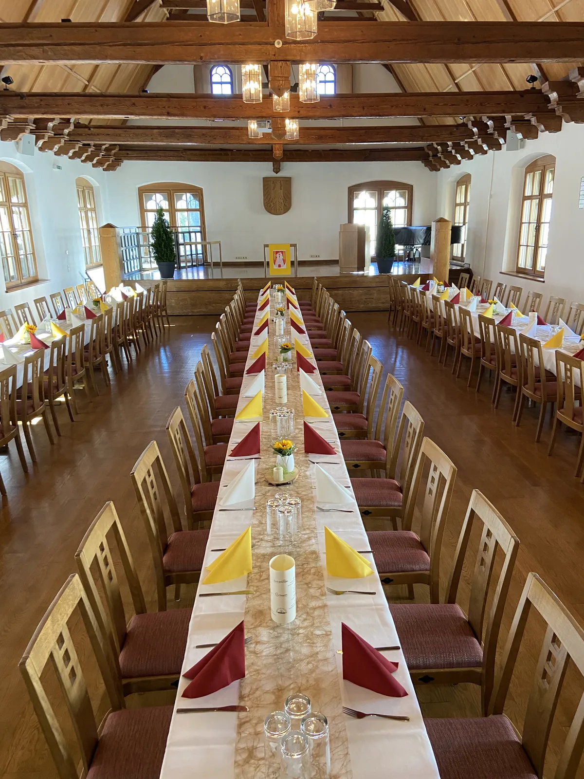Festlich gedeckte Tafel im historischen Saal des Ballenhauses
