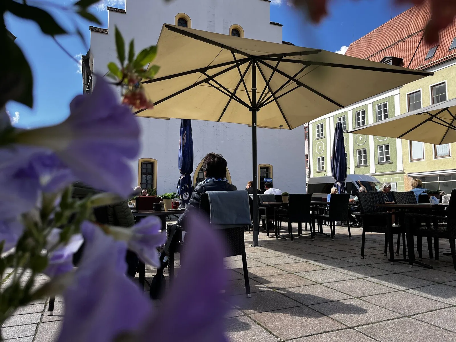 Biergarten des Ballenhauses mit Blick auf die historische Fassade am Marienplatz