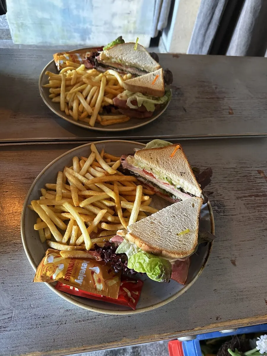 Club Sandwich mit Pommes